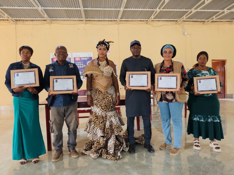 Ebola en Ituri : six soignants élevés au rang de « Chevaliers » de l’Ordre royal de l’Orbe d’Or du Bajila Kapumbu